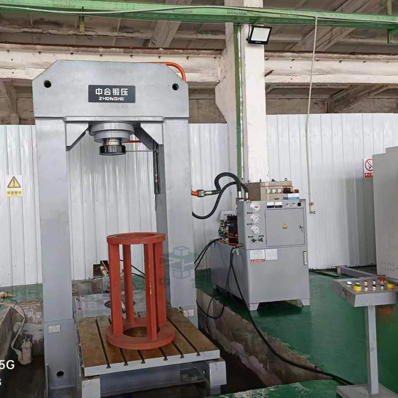 315噸龍門(mén)液壓機